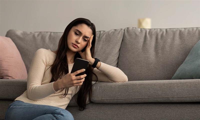 social-media-dopamine-loops-anxiety-brain
